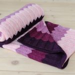 Coperta lavorata a maglia fucsia a zigzag