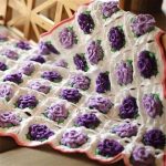 Coperta floreale all'uncinetto