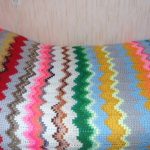 Coperta lavorata a maglia, luminosa e insolita, realizzata con ritagli di filato multicolore