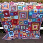 Coperta luminosa all'uncinetto realizzata con motivi quadrati