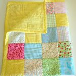 Coperta-copriletto giallo brillante con inserti patchwork multicolori