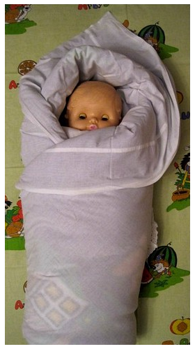 Avvolgiamo l'angolo destro della coperta