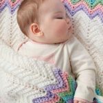 Coperta bianca con bordi colorati per neonato