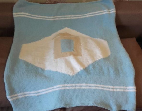 Coperta con una casa al centro