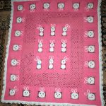 Coperta rosa traforata con coniglietti per bambina
