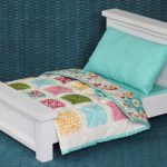 Letto per bambola bianco con biancheria da letto