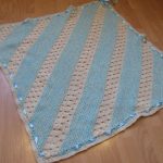 Strisce diagonali bianche e blu per una coperta