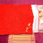 Set di biancheria da letto per bambole bianca e rossa