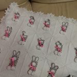 Coperta bianca traforata con coniglietti grigi