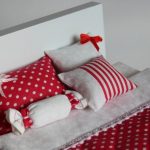 Pois bianchi su sfondo rosso per il letto della bambola