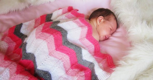 Tonalità di bianco, rosa, lampone e grigio per una copertina per neonati