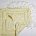 Coperta beige con un bellissimo angolo per un neonato