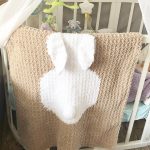 Coperta di peluche beige con coniglietto