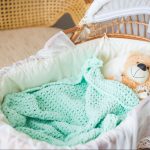 La coperta di peluche turchese è adatta sia per un bambino che per una bambina