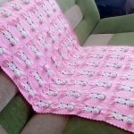 Grande coperta rosa con coniglietti soffici
