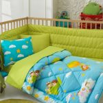 Culla per bambini con biancheria da letto a forma di nuvola