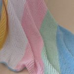 Copertina a righe per neonati realizzata in filato di peluche