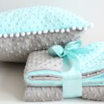 Coperta e cuscino in peluche bifacciali