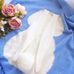 Coperta blu con una lepre dalle orecchie lunghe