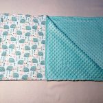 Ricci blu su una coperta per neonati