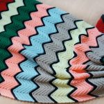 Zigzag orizzontali contrastanti di un motivo semplice