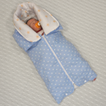 Grazie alla cerniera, all'occorrenza la busta può essere ripiegata e trasformata in una coperta.