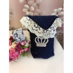 Busta-coperta per dimissioni Imperial (blu scuro con pizzo lattiginoso e una grande corona su velcro)