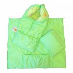 La coperta-busta verde può essere trasformata in una coperta e in una busta utilizzando una cerniera