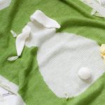Bellissima coperta con una lepre su sfondo verde