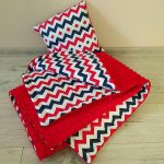 Peluche rosso e zigzag multicolori per una coperta luminosa