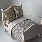 Tua figlia adorerà questa culla con biancheria da letto.