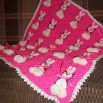 Coperta quadrata rosa all'uncinetto con motivi a coniglietto