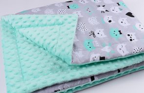 Simpatici gatti sulla parte in cotone della coperta di peluche