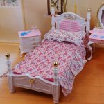 Culla in miniatura e biancheria da letto fatta a mano per bambola