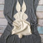 La coperta a forma di coniglio più delicata in un colore grigio neutro