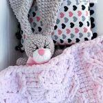 La coperta rosa più morbida e il coniglietto di peluche