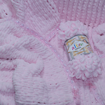 Delicate trecce rosa realizzate con un insolito filato di peluche