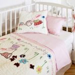 Delicato set di biancheria da letto per la culla di una bambina