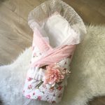 Coperta con rose e un bel fiocco per la dimissione