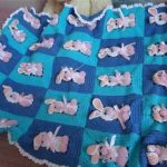 Coperta con motivo a scacchiera e coniglietti in ogni quadrato