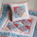 Cuscino e coperta patchwork per letto bambola