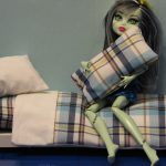 Biancheria da letto a quadri per bambola Monster High