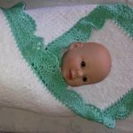 Una semplice coperta bianca con un bordo traforato per lo scarico