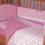 Set di biancheria da letto rosa per una bambina nella culla