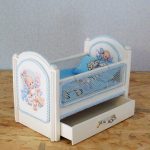 Culla fai da te con sponde in rete e biancheria da letto blu