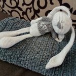 Coperta grigia e peluche coniglietto