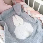 Coperta all'uncinetto grigia per culla