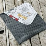 Coperta di peluche grigia con le auto sull'altro lato