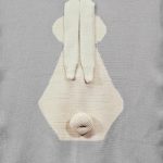 Una splendida coperta a forma di coniglietto, lavorata a maglia con amore