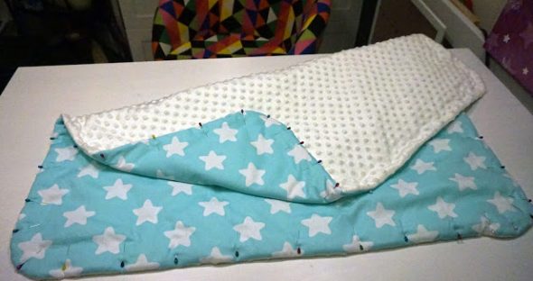 Fissiamo la coperta con gli spilli